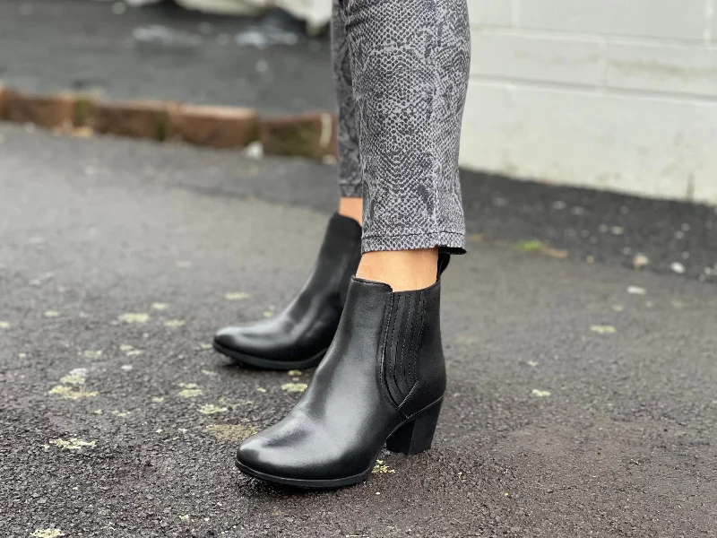 Chic Sneakers Via Nova Firucci available in 2 colours