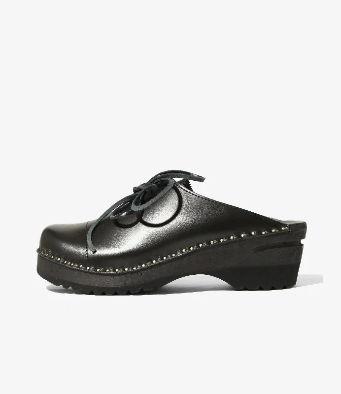 Classic Comfort Shoes Alps Centre Lace Clog – Black Leather