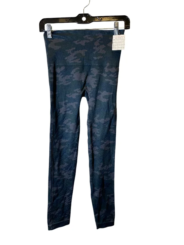 Lightweight Outerwear Athletic Leggings By Spanx In Camouflage Print, Size: M