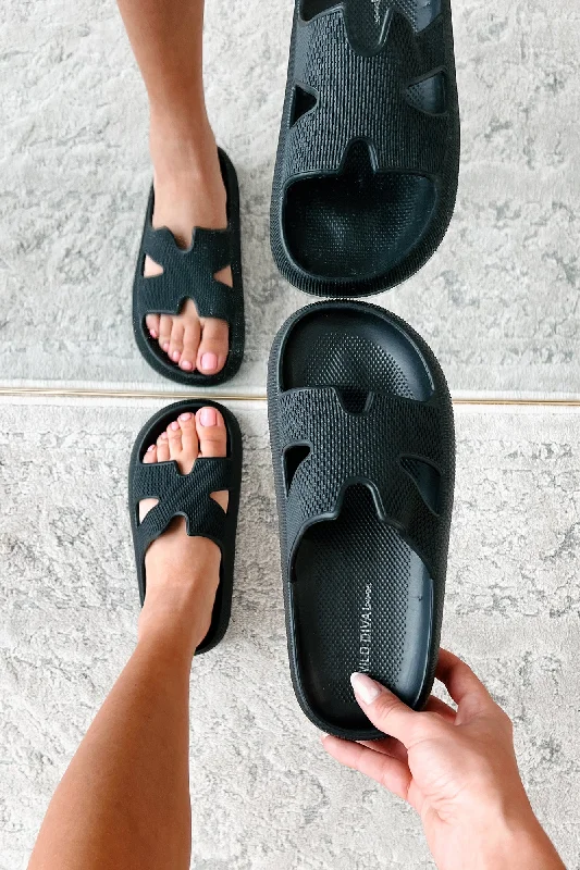 Cozy Sneakers Summer State Of Mind Textured Foam Slide Sandals (Black)
